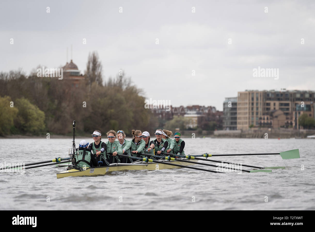 Londra, Regno Unito. 04 aprile 2019. Oxford e Cambridge Università equipaggi blu si impegnano a praticare gite in preparazione per questa Domenica la gara in barca. Nella foto: Cambridge University donna Boat Club (CUWBC) blu dell'equipaggio. Credito: Duncan Grove FRP/Alamy Live News. Foto Stock