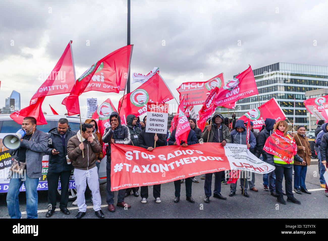 Londra, UK, 04 aprile 2019. I driver di minicab bloccano la strada sul Ponte di Londra per protestare contro il cambiamento di congestione sul noleggio privato radiotaxi. I manifestanti in attesa e ondata di bandiere e cartelli di UPHD (Regno Prenotazione Noleggio driver) e IWGB (lavoratori indipendenti unione di Gran Bretagna). Credito: Graham Prentice/Alamy Live News Foto Stock