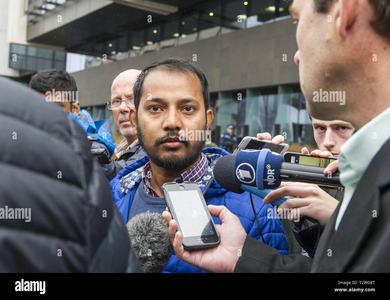 Christchurch, Canterbury, Nuova Zelanda. 5 apr, 2019. Amici e Membri della famiglia della moschea di vittime di tiro, compresi TOFAZZAL ALAM, parlare con i media al di fuori del Tribunale dopo aver frequentato una audizione per il tiratore accusato Brenton Tarrant, 28. Tarrant, chi appearedÃŠvia un collegamento video da una prigione di Auckland, saranno sottoposti ad una valutazione psichiatrica per determinare se egli isÃŠmentally montare a perorare la 89 accuse di omicidio e tentato omicidio egli affronta nel Marzo 15 strage. Credito: PJ Heller/ZUMA filo/Alamy Live News Foto Stock