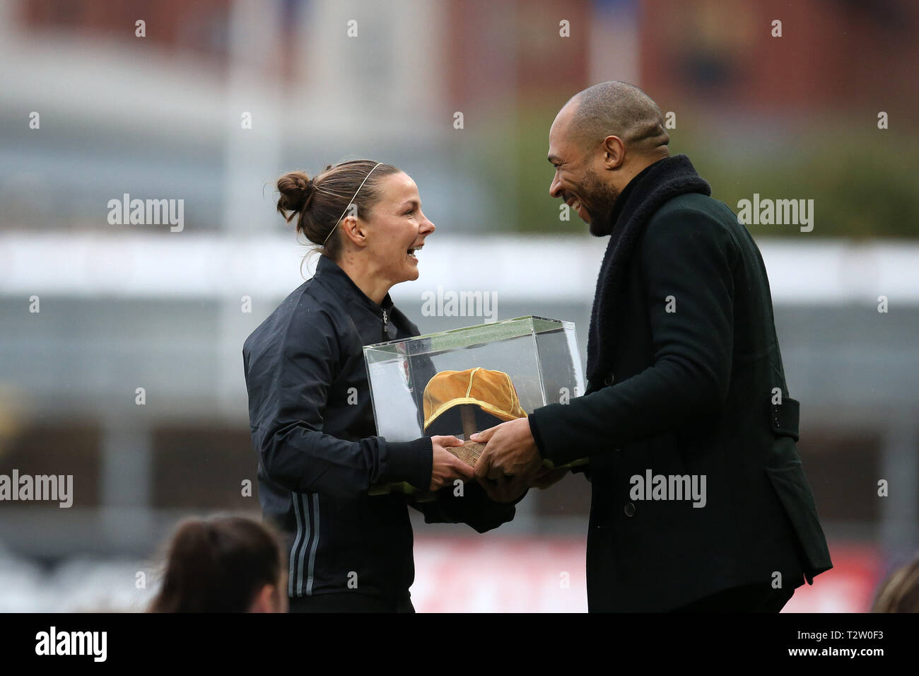 Newport, Regno Unito. 04 apr, 2019. Loren dighe del Galles è presentato con il suo centesimo cappello da ex calciatore del Galles Danny Gabbidon davanti al gioco. Le donne del Galles v Repubblica Ceca Donne, l'international football sfida corrispondono a Rodney Parade di Newport South Wales giovedì 4 aprile 2019. pic da Andrew Orchard/Alamy Live News Foto Stock Newport, Regno Unito. 04 apr, 2019. Loren dighe del Galles è presentato con il suo centesimo cappello da ex calciatore del Galles Danny Gabbidon davanti al gioco. Le donne del Galles v Repubblica Ceca Donne, l'international football sfida corrispondono a Rodney Parade di Newport South Wales giovedì 4 aprile 2019. pic da Andrew Orchard/Alamy Live News Foto Stock