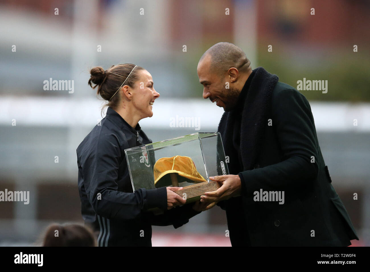 Newport, Regno Unito. 04 apr, 2019. Loren dighe del Galles è presentato con il suo centesimo cappello da ex calciatore del Galles Danny Gabbidon davanti al gioco. Le donne del Galles v Repubblica Ceca Donne, l'international football sfida corrispondono a Rodney Parade di Newport South Wales giovedì 4 aprile 2019. pic da Andrew Orchard/Alamy Live News Foto Stock Newport, Regno Unito. 04 apr, 2019. Loren dighe del Galles è presentato con il suo centesimo cappello da ex calciatore del Galles Danny Gabbidon davanti al gioco. Le donne del Galles v Repubblica Ceca Donne, l'international football sfida corrispondono a Rodney Parade di Newport South Wales giovedì 4 aprile 2019. pic da Andrew Orchard/Alamy Live News Foto Stock