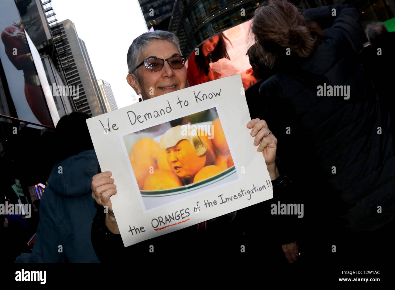 La città di New York, New York, Stati Uniti d'America. 4 apr, 2019. I Newyorkesi riuniti in Times Square per un rally chiamato ''rilasciare il rapporto di Mueller!" attivisti ha aderito ad una protesta nazionale invitando il Procuratore Generale Bob Barr e funzionari eletti a prendere misure decisive per rendere le risultanze dell'inchiesta di Mueller pubblico. Credito: G. Ronald Lopez/ZUMA filo/Alamy Live News Foto Stock