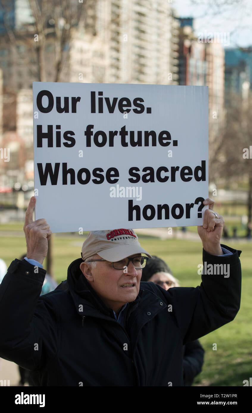 Boston, MA, Stati Uniti d'America 4 aprile 2019. Oltre 500 dimostranti radunati sul Boston Common, attraversata la strada dal Massachusetts State House nel centro di Boston per chiedere il rilascio di Mueller inchiesta negli attuali Stati Uniti Presidente Donald Trump. Manifestazioni di protesta chiedendo il rilascio completo dell'inchiesta Mueller in russo coinvolgimento nel 2016 elezione presidenziale americana e Trump la presunta ostruzione alla giustizia ha avuto luogo nella città di tutta l'America il 4 aprile 2019. Credito: Chuck Nacke / Alamy Live News Foto Stock