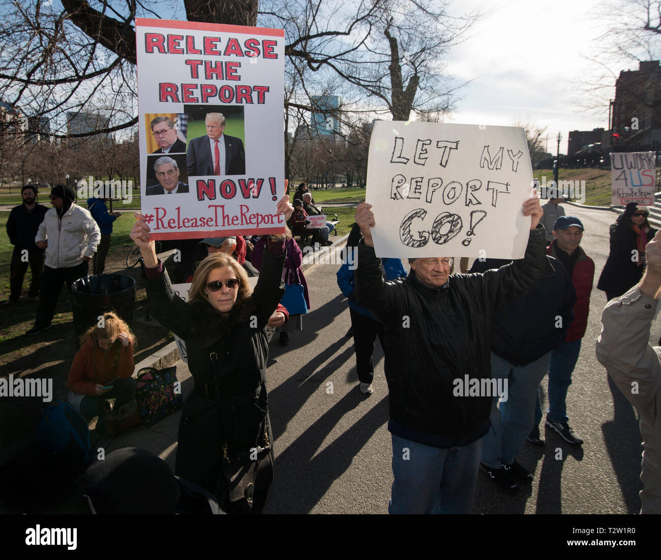 Boston, MA, Stati Uniti d'America 4 aprile 2019. Oltre 500 dimostranti radunati sul Boston Common, attraversata la strada dal Massachusetts State House nel centro di Boston per chiedere il rilascio di Mueller inchiesta negli attuali Stati Uniti Presidente Donald Trump. Manifestazioni di protesta chiedendo il rilascio completo dell'inchiesta Mueller in russo coinvolgimento nel 2016 elezione presidenziale americana e Trump la presunta ostruzione alla giustizia ha avuto luogo nella città di tutta l'America il 4 aprile 2019. Credito: Chuck Nacke / Alamy Live News Foto Stock