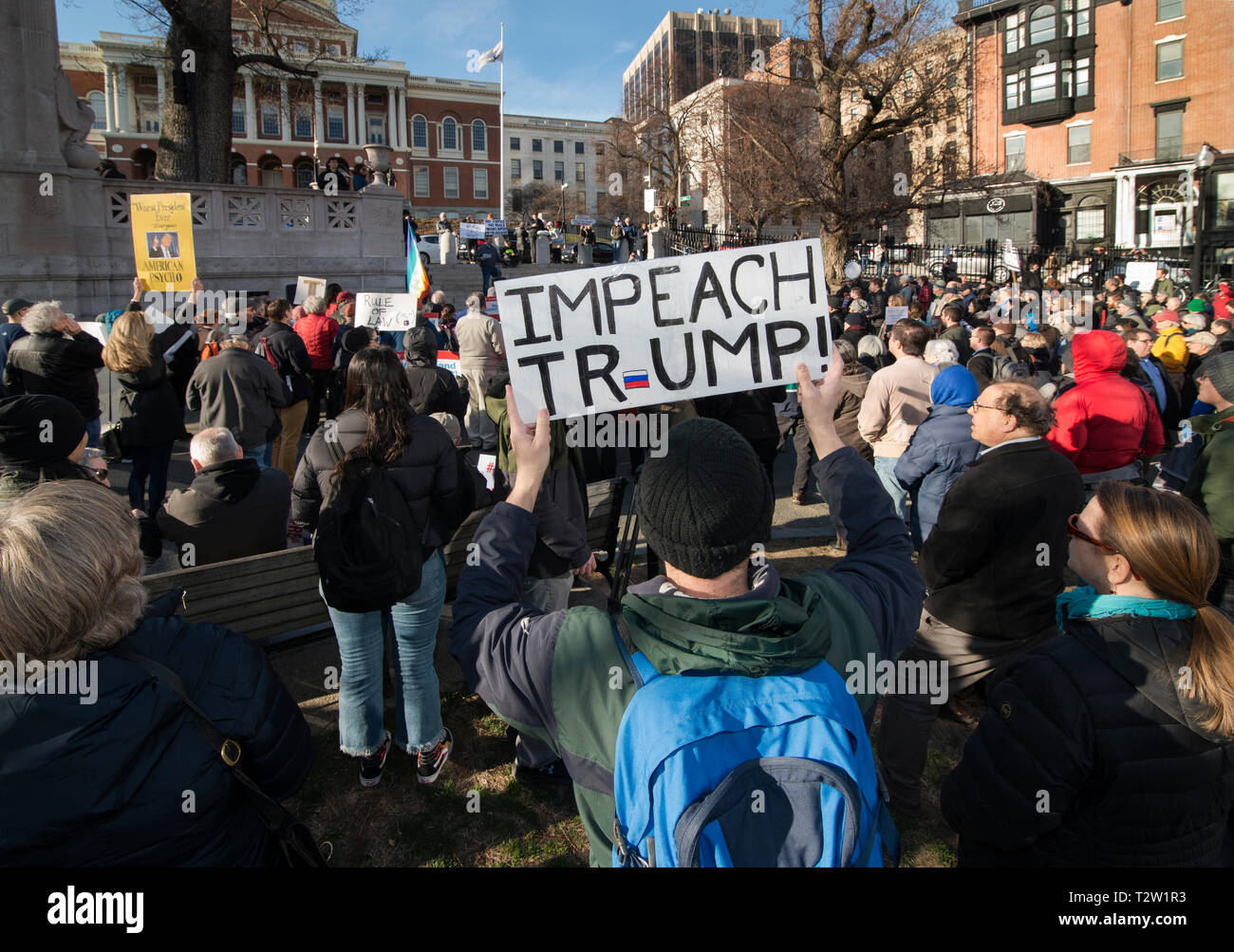 Boston, MA, Stati Uniti d'America 4 aprile 2019. Oltre 500 dimostranti radunati sul Boston Common, attraversata la strada dal Massachusetts State House nel centro di Boston per chiedere il rilascio di Mueller inchiesta negli attuali Stati Uniti Presidente Donald Trump. Manifestazioni di protesta chiedendo il rilascio completo dell'inchiesta Mueller in russo coinvolgimento nel 2016 elezione presidenziale americana e Trump la presunta ostruzione alla giustizia ha avuto luogo nella città di tutta l'America il 4 aprile 2019. Credito: Chuck Nacke / Alamy Live News Foto Stock