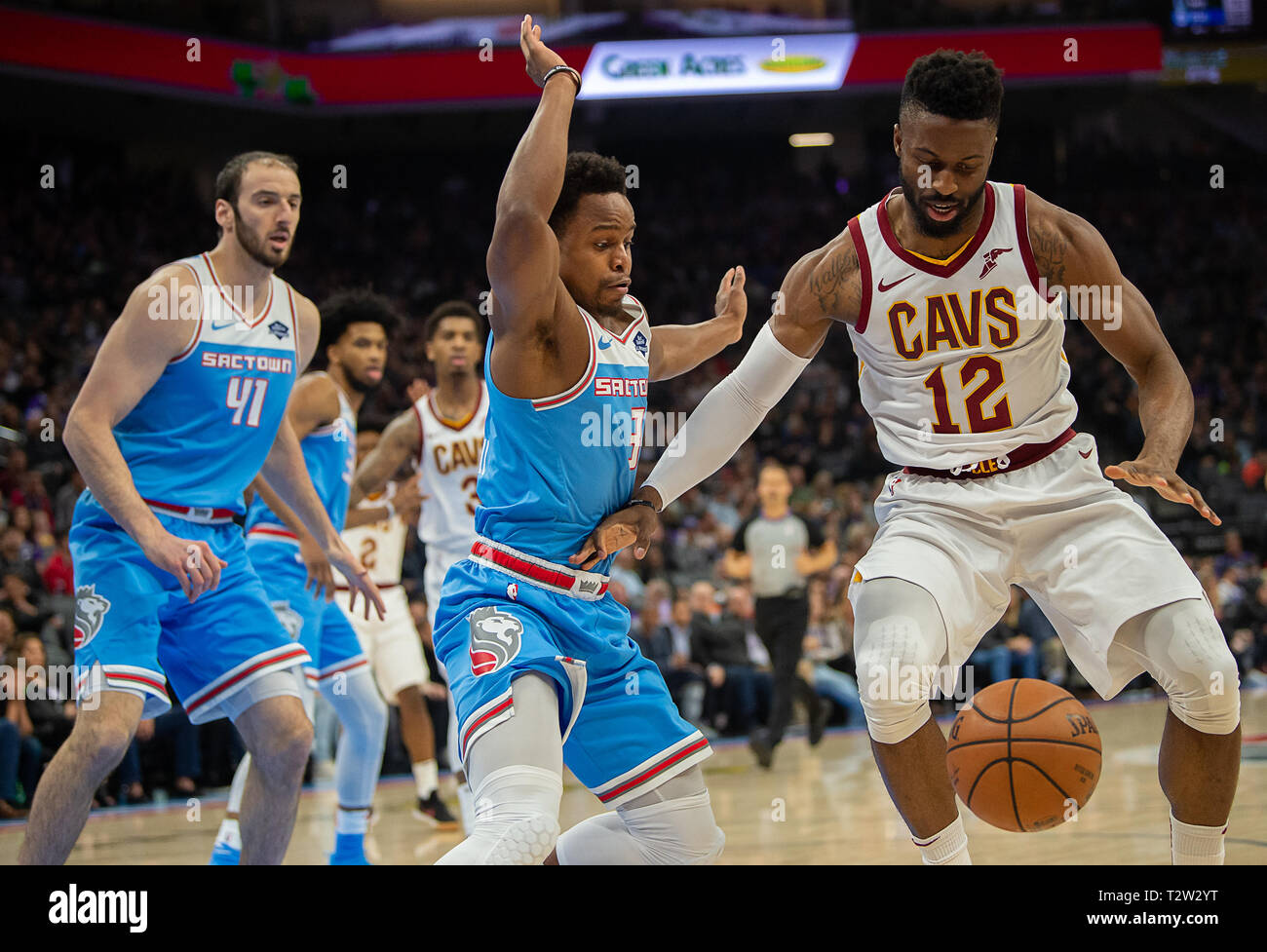 Sacramento, CA, Stati Uniti d'America. 4 apr, 2019. Sacramento Kings guard Yogi Ferrell (3) battaglie Cleveland Cavaliers guard David Nwaba (12) per la sfera durante una partita a Golden 1 Centro di giovedì, 4 aprile 2019 a Sacramento. Credito: Paolo Kitagaki Jr./ZUMA filo/Alamy Live News Foto Stock