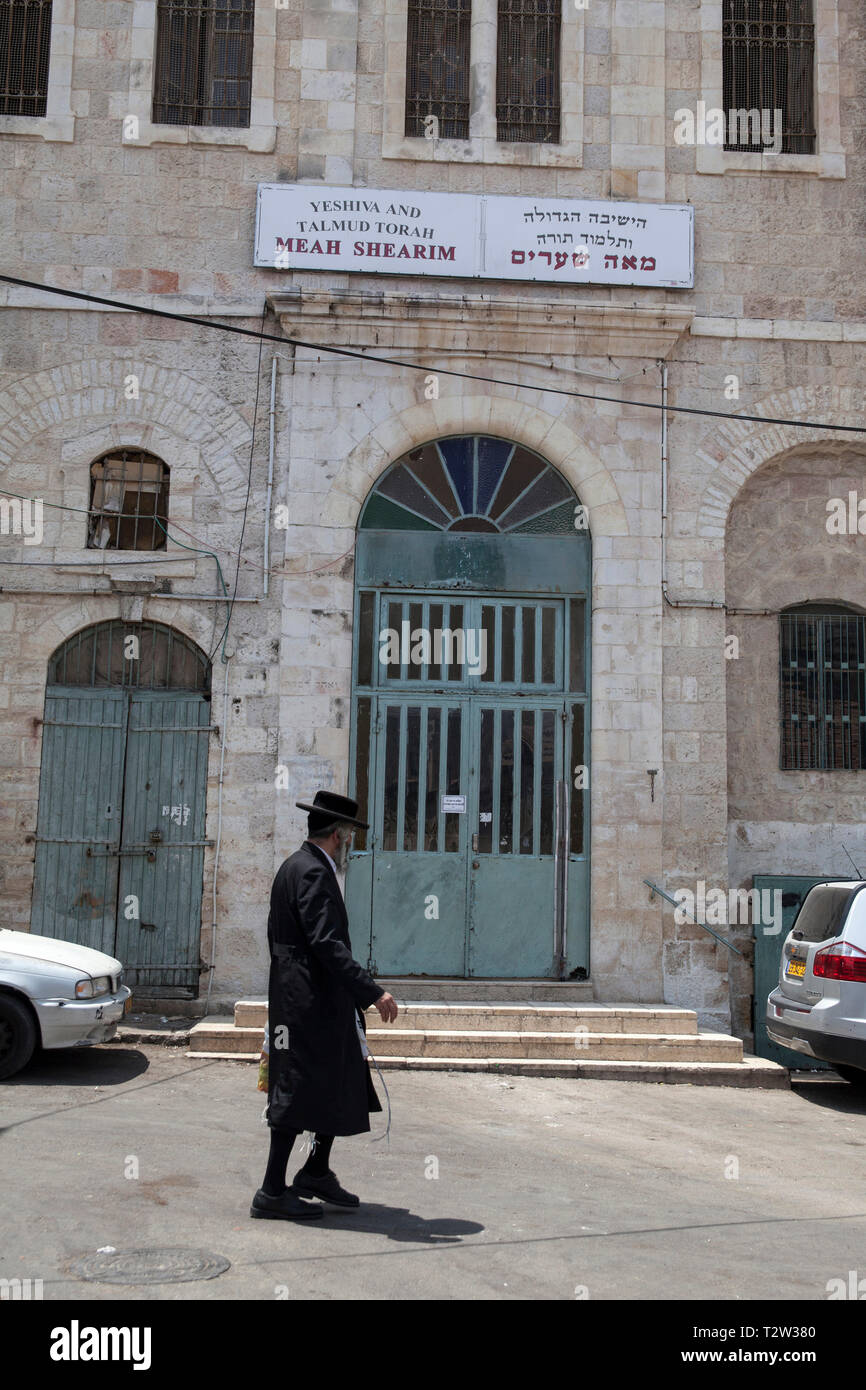Israele, Gerusalemme: ingresso alla Yeshiva (istituzione ebraica che si concentra sullo studio della Torah e del Talmud) di Mea Shearim, la più antica Jewis Foto Stock