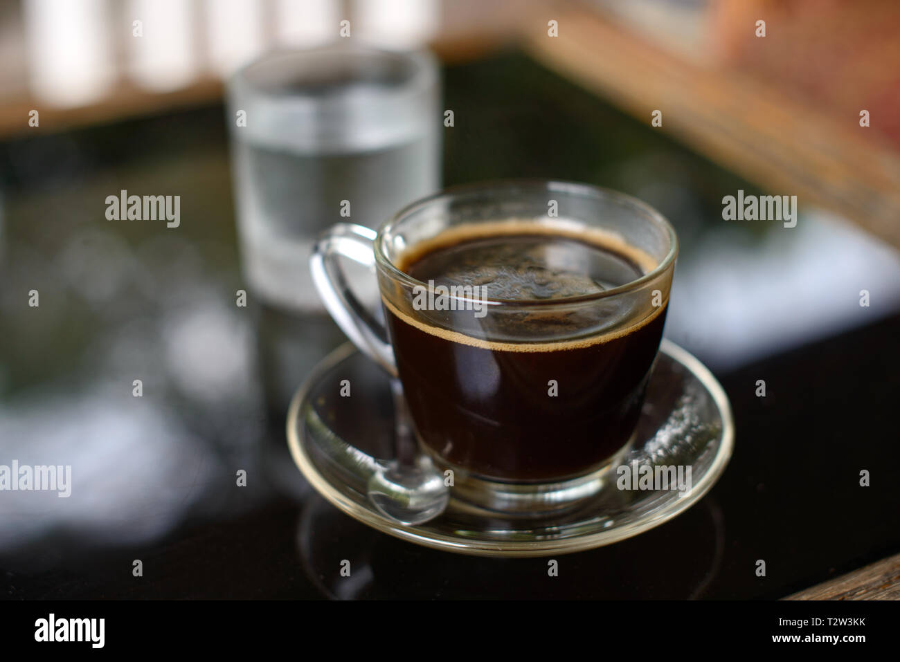 Tazza di caffè nero sul tavolo presso la caffetteria. Foto Stock