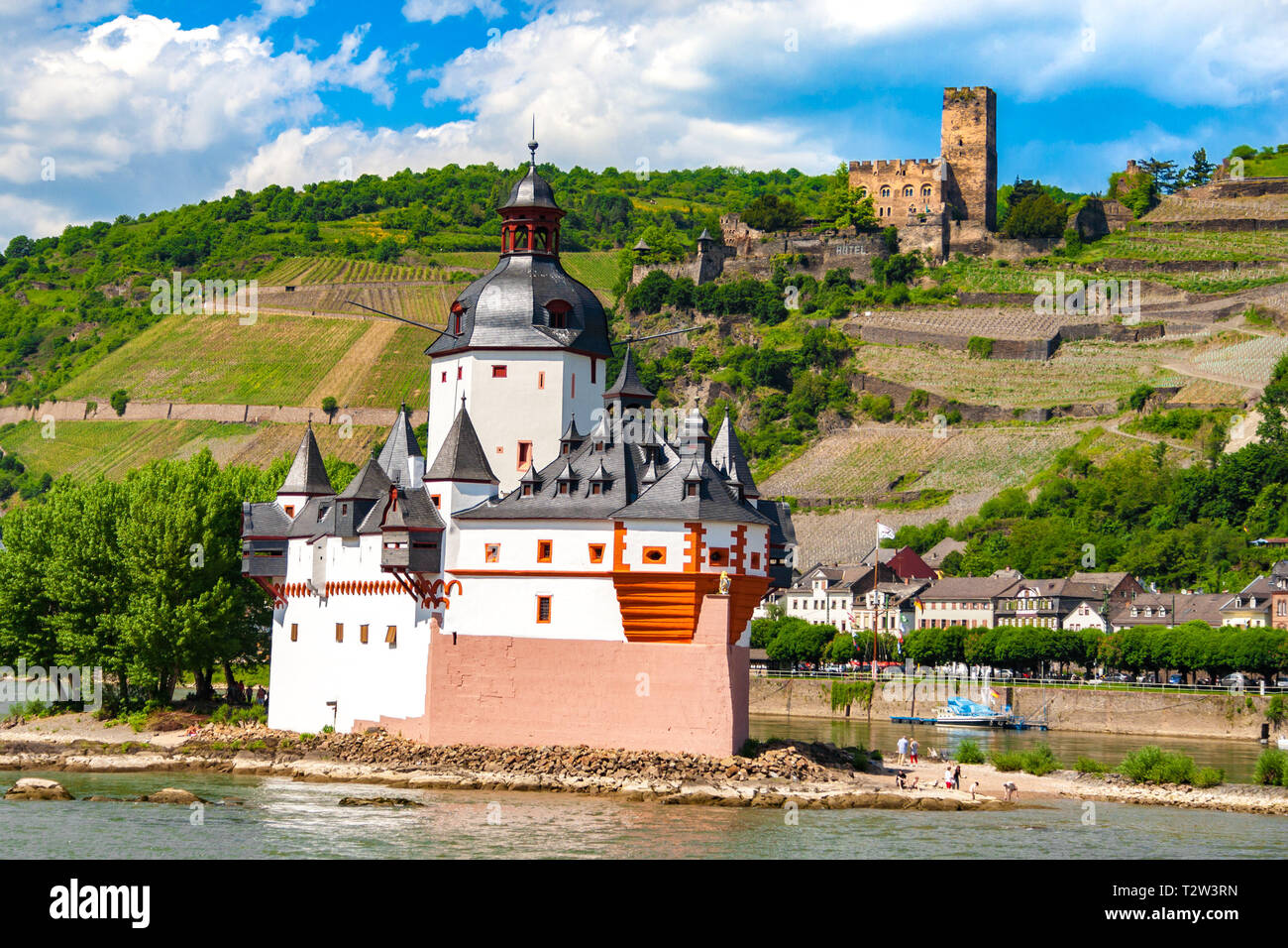 Bella vista del castello Pfalzgrafenstein, un castello di pedaggio su Falkenau isola nel fiume Reno & Gutenfels castello in background. Entrambi i castelli sono parte... Foto Stock