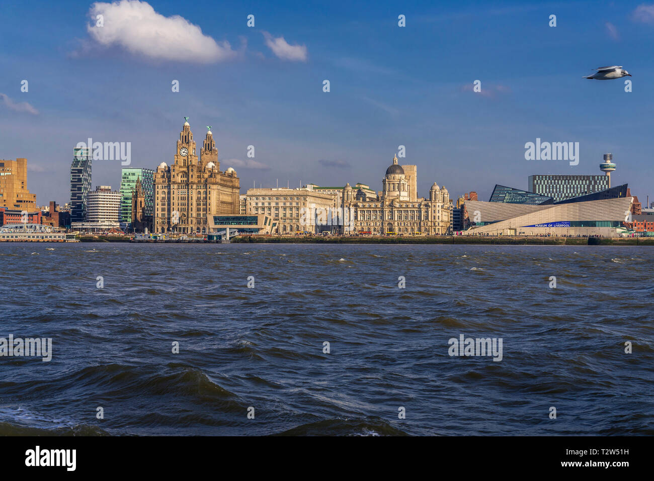 Liverpool sito del Patrimonio Mondiale di waterfront pierhead con le tre Grazie. L a R Thr Royal Liver Building, la Cunard buildingand il Mersey Doc Foto Stock