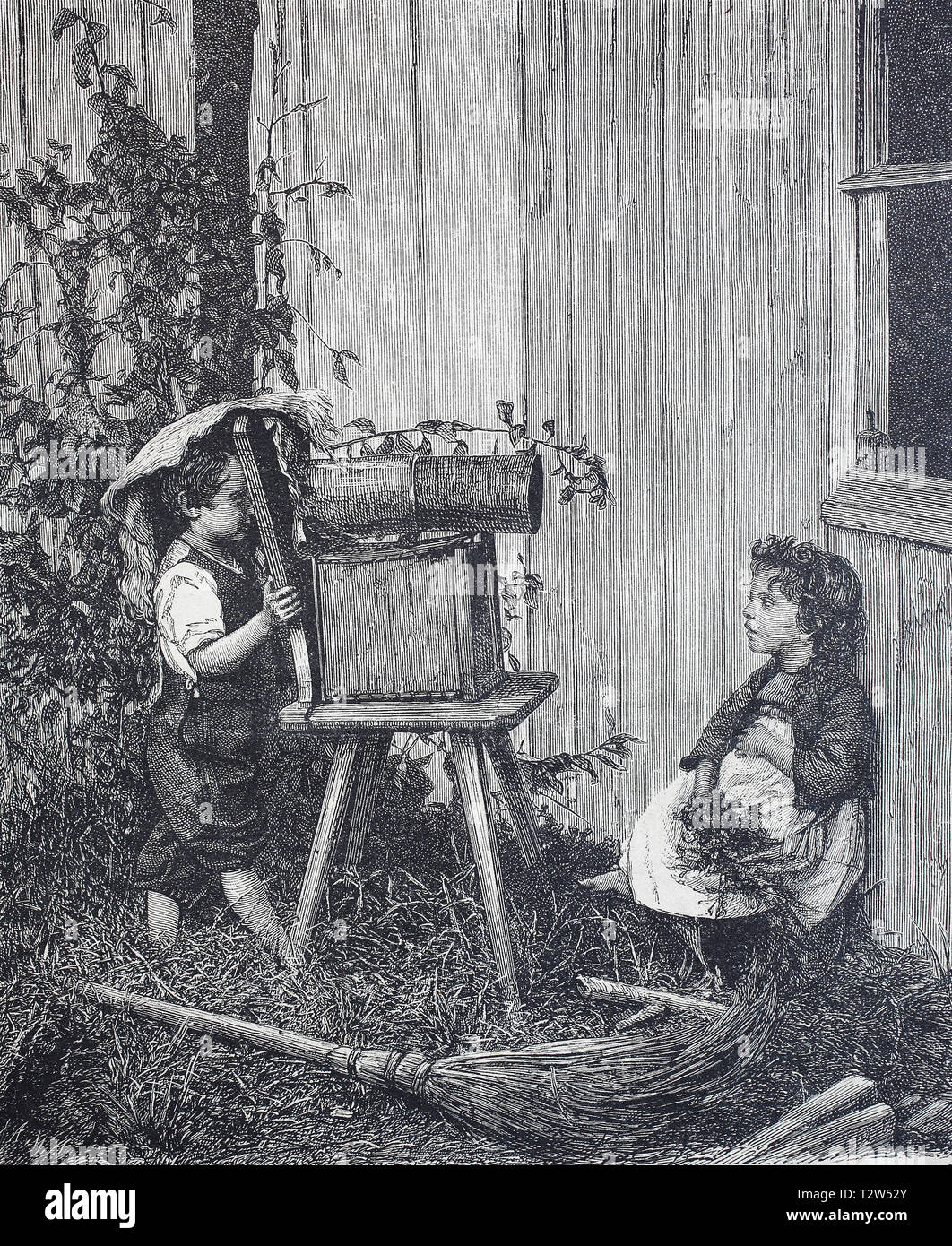 I bambini giocano in giardino fotografo e hanno fatto una telecamera di giocattoli di diversi oggetti, Kinder spielen im Garten Fotograf und haben aus verschiedenen Gegenständen eine Spielzeugkamera gebastelt Foto Stock