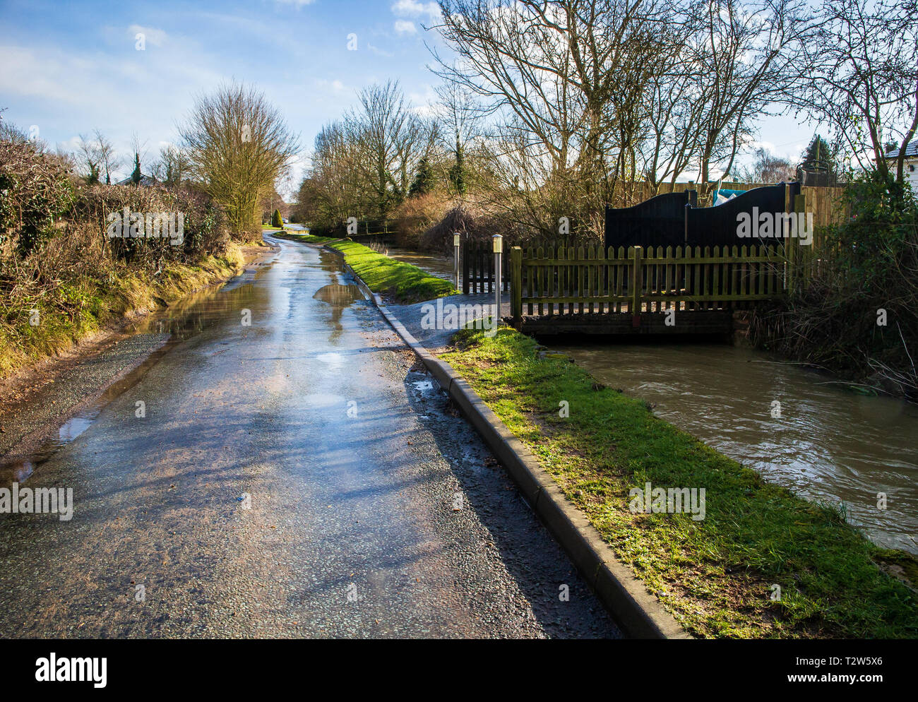 Vista del villaggio di Clavering in Essex con il fiume Stort allagamento Foto Stock