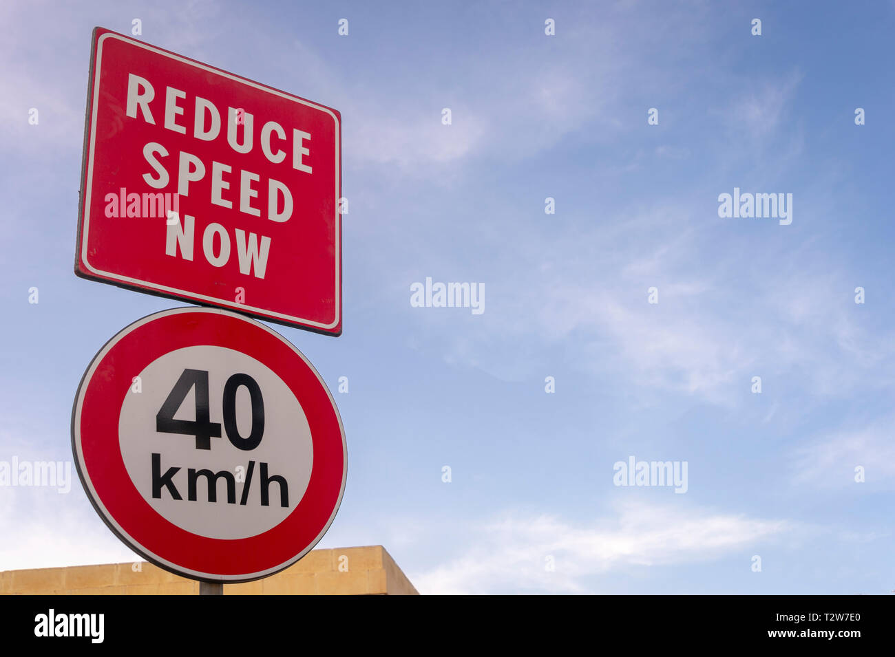 Ridurre la velocità ora, 40 KMH, cartello stradale Foto Stock