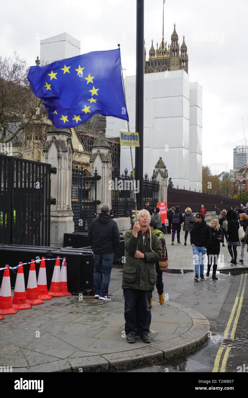 Un piccolo numero di UE e sostenitori Brexit voice il loro sostegno al parlamento di Westminster, Londra, Regno Unito. Il 4 aprile 2019 Foto Stock