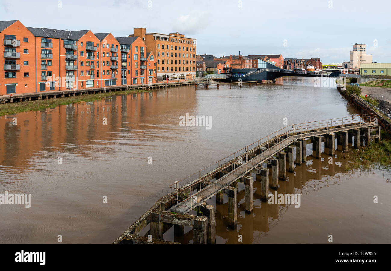 Fiume Hull affiancato da moderni appartamenti e uffici e abbandonati e Causeway Lane scala ponte in Hull, Yorkshire, Regno Unito. Foto Stock