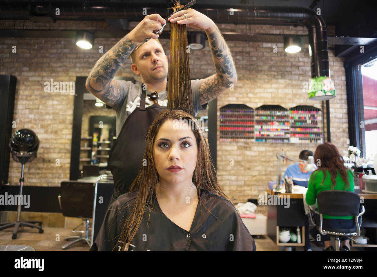 La donna caucasica avente i suoi capelli in stile hipster barbiere Foto Stock