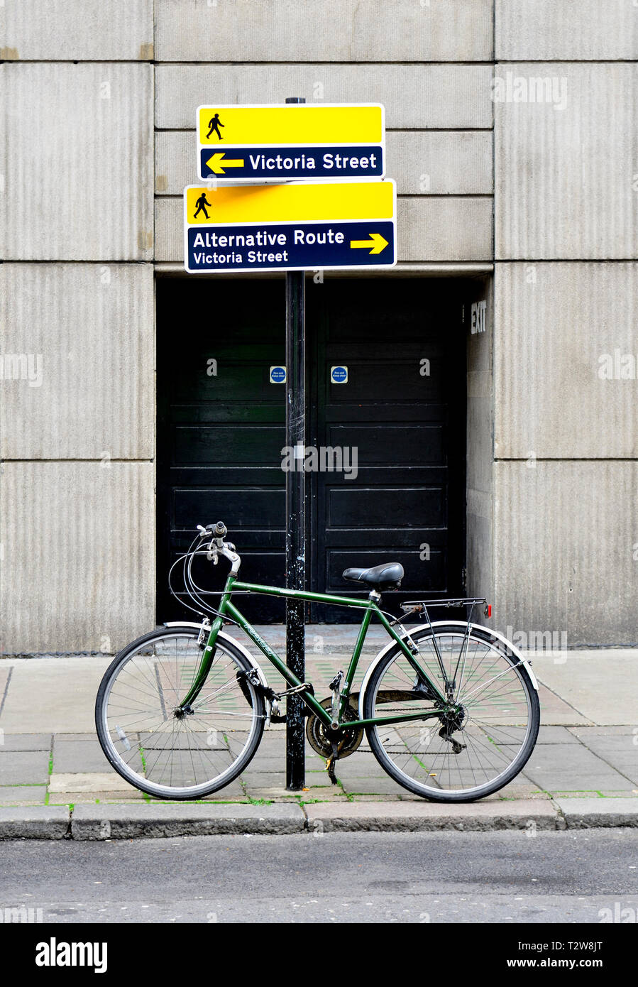 Londra, Inghilterra, Regno Unito. Segnaletica e bicyle in Victoria Street Foto Stock