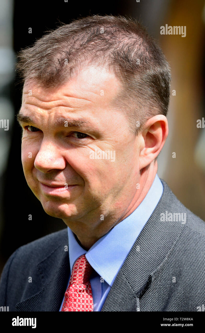 Guy Opperman MP (Cost: Hexham) su College Green, Westminster, Aprile 2019 Foto Stock