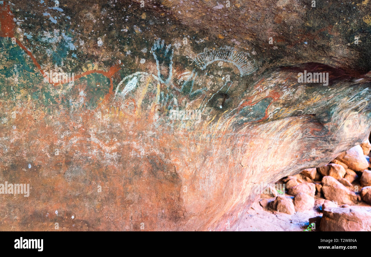 Grotta di aborigeni pittura all'interno della grotta di famiglia o kulpi mutitjulu a Ayers rock in NT outback Australia Foto Stock