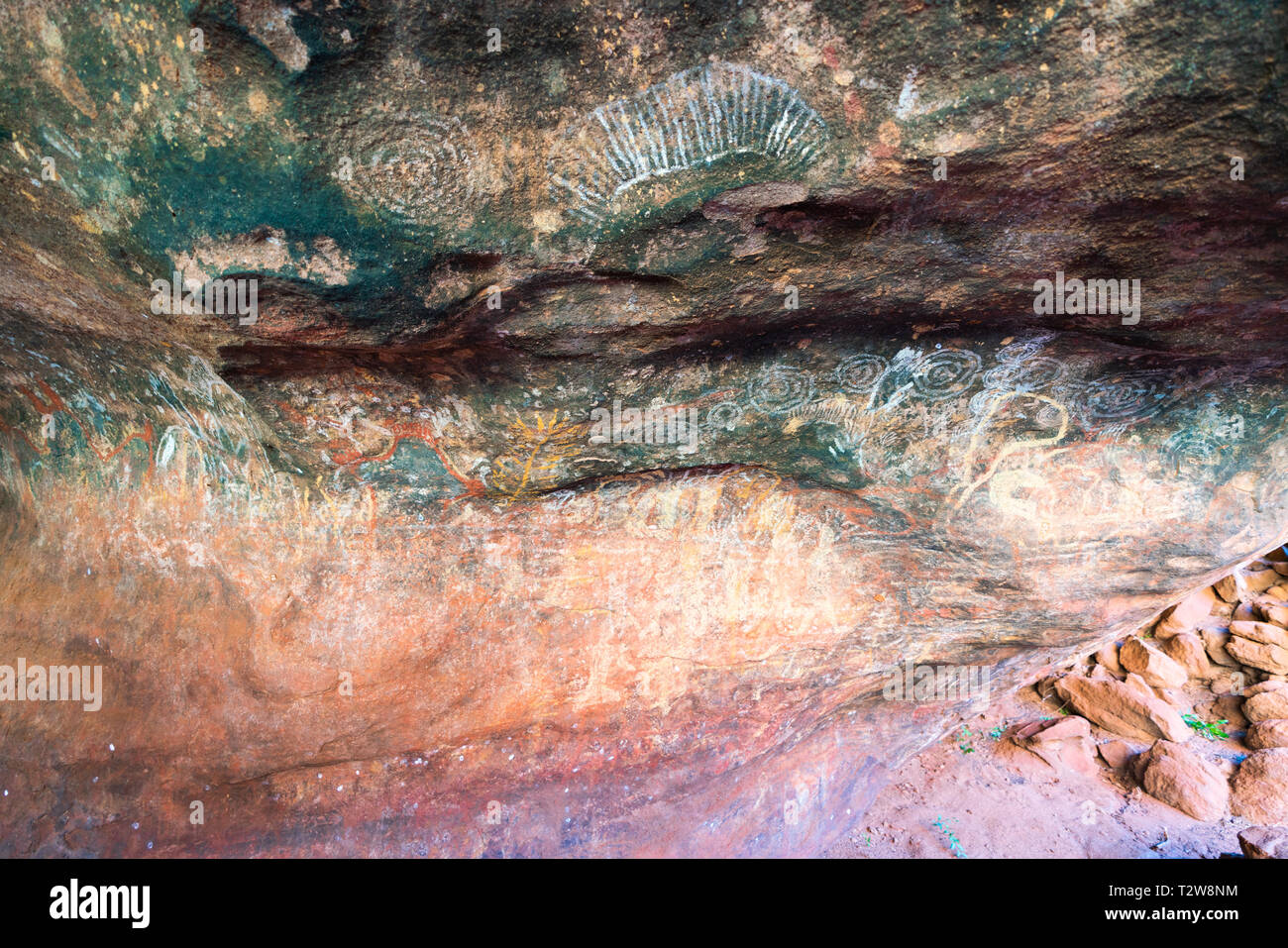 Grotta di aborigeni pittura all'interno della grotta di famiglia o kulpi mutitjulu a Ayers rock in NT outback Australia Foto Stock