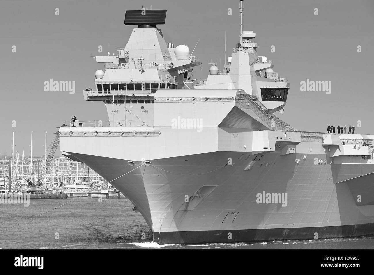 Foto in bianco e nero della Royal Navy Aircraft Carrier, HMS QUEEN ELIZABETH, che attraversa il porto di Portsmouth mentre parte da Portsmouth. Foto Stock