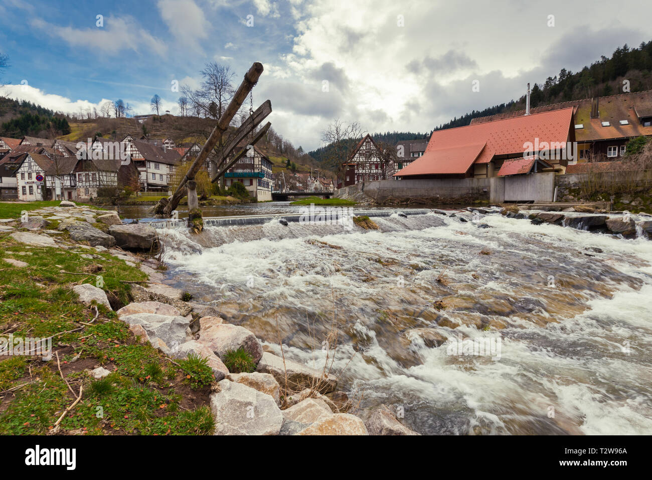 Meravigliosi Schiltach nella Foresta Nera, Fiume Kinzig, Rottweil, Baden Wuerttemberg, Germania Foto Stock