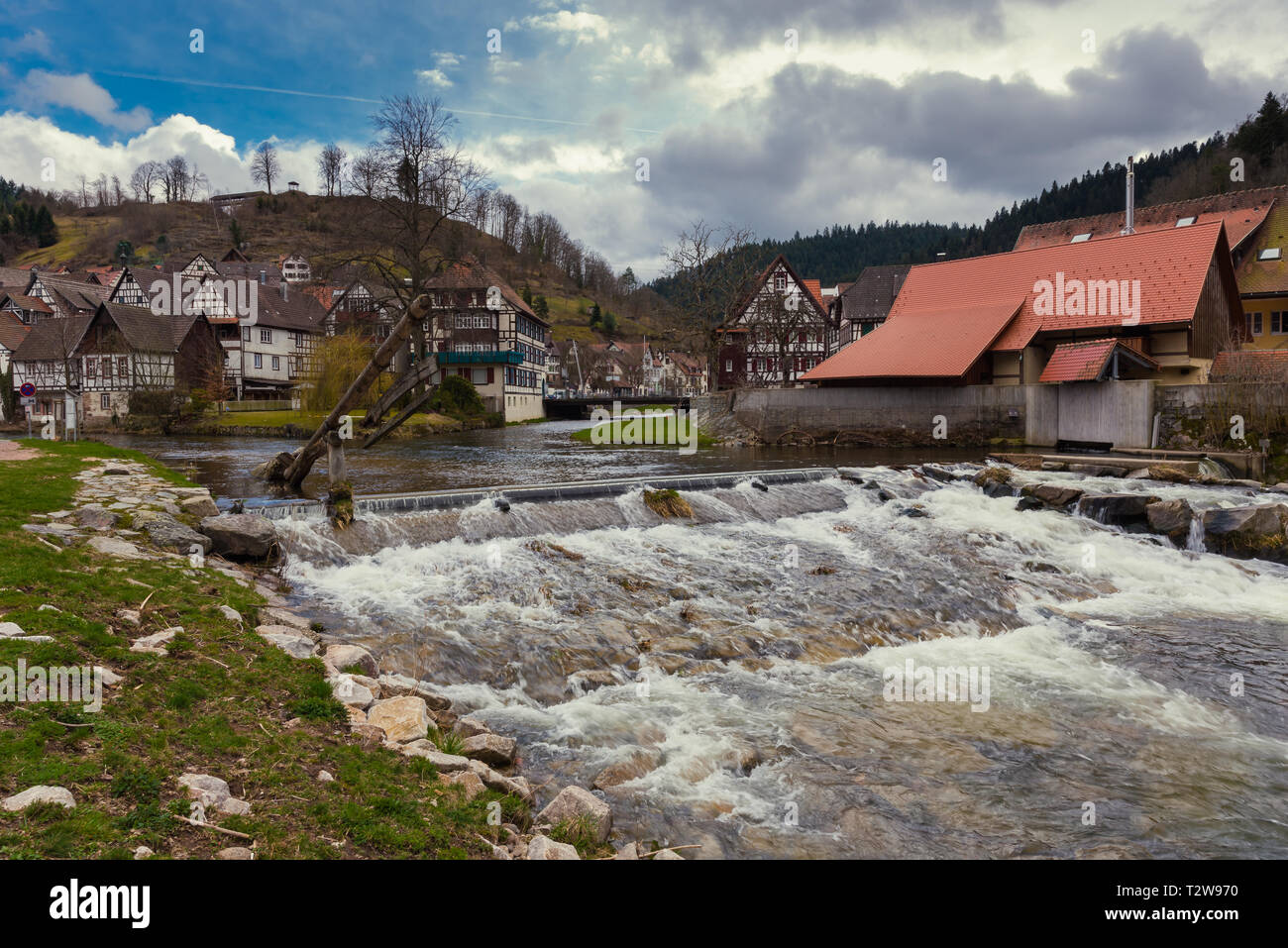 Meravigliosi Schiltach nella Foresta Nera, Fiume Kinzig, Rottweil, Baden Wuerttemberg, Germania Foto Stock