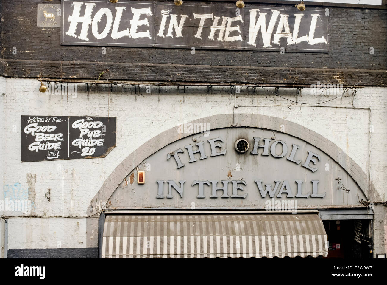 Famoso il foro nella parete pub dal lato del London Waterloo Stazione ferroviaria Foto Stock