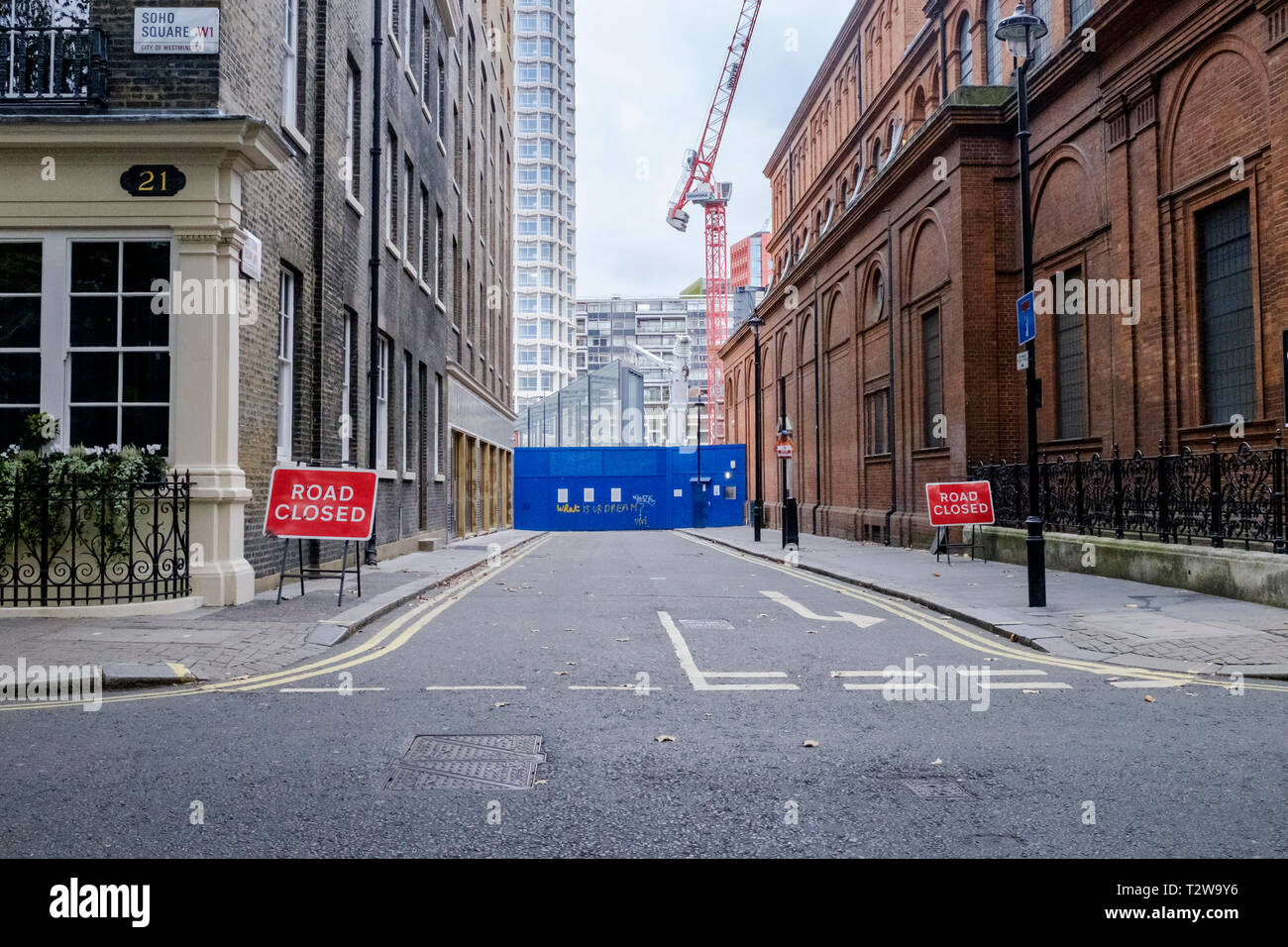 Strada chiusa a causa di lavori di costruzione nel quartiere di Soho Londra Foto Stock