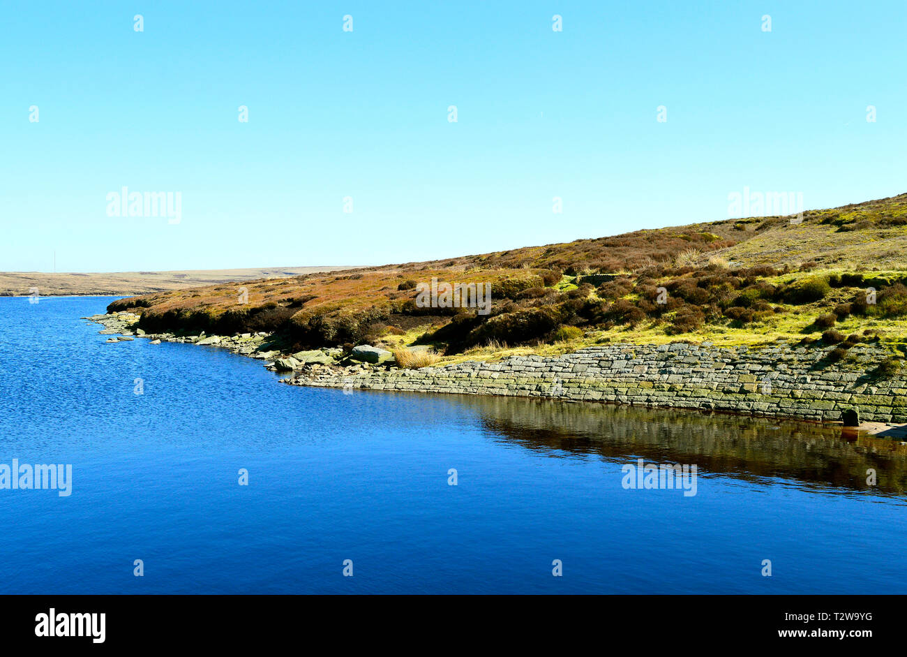 Masticare il serbatoio al di sopra del Villaggio di Greenfield, su Saddleworth Moor in Greater Manchester Foto Stock