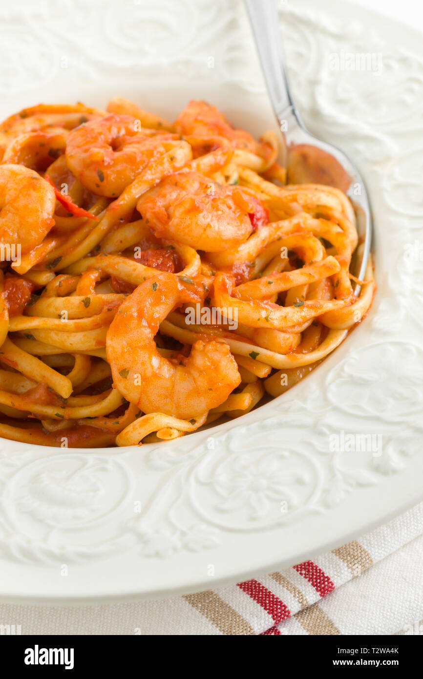 Piccante linguine con code di gamberi in un chili di pomodoro e salsa di base Foto Stock