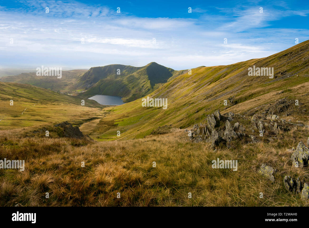 Serbatoio Kentmere visto dalla testa di Mardale 111 bell guardando attraverso Lingmell fine a 757 Bell e oltre cove nel fells della Cumbria lake dis Foto Stock