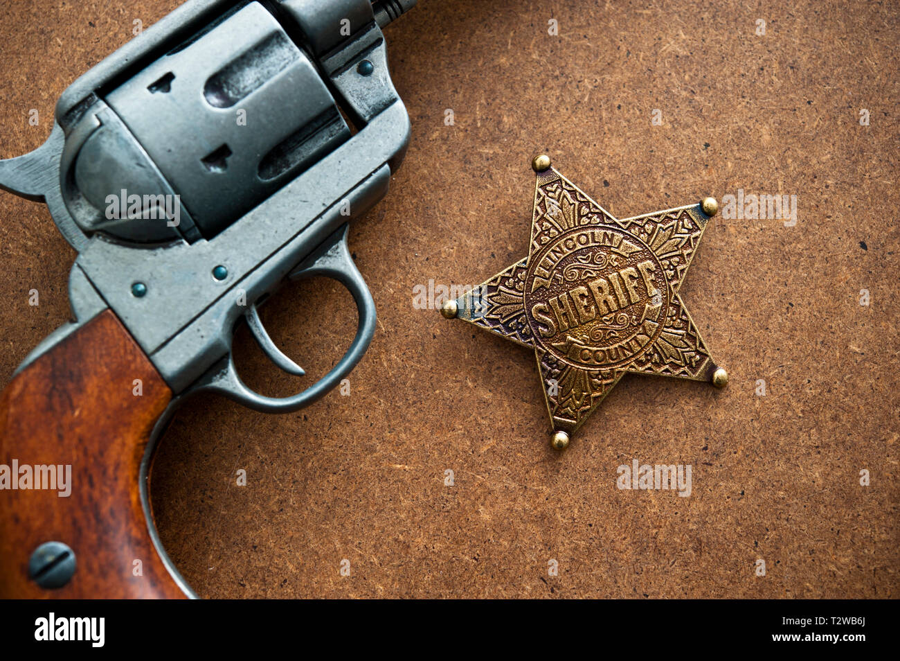 Colt.45 azione unica pistola e sheriff badge Foto Stock