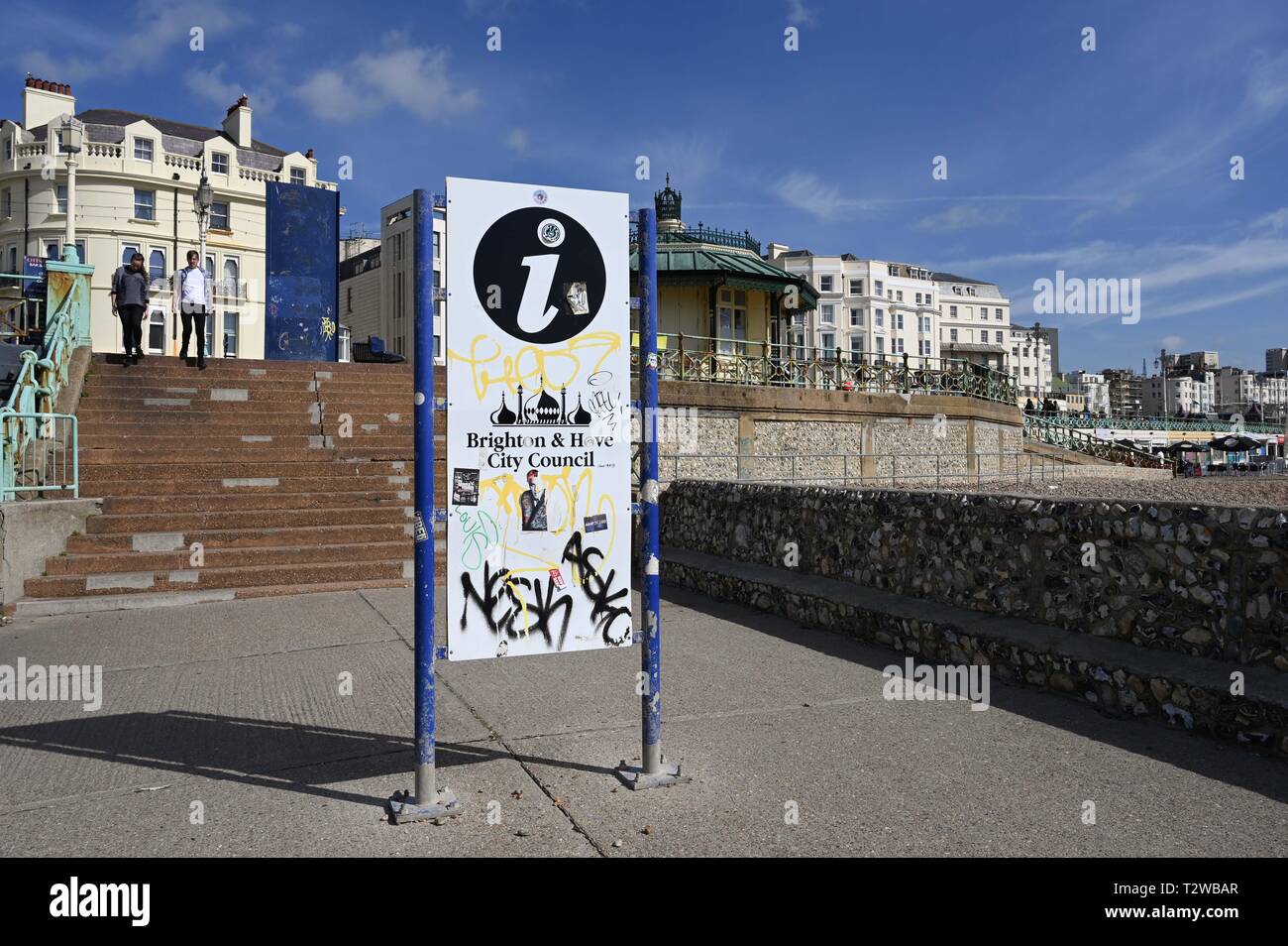 Graffiti sul lungomare di Brighton consiglio information board Foto Stock