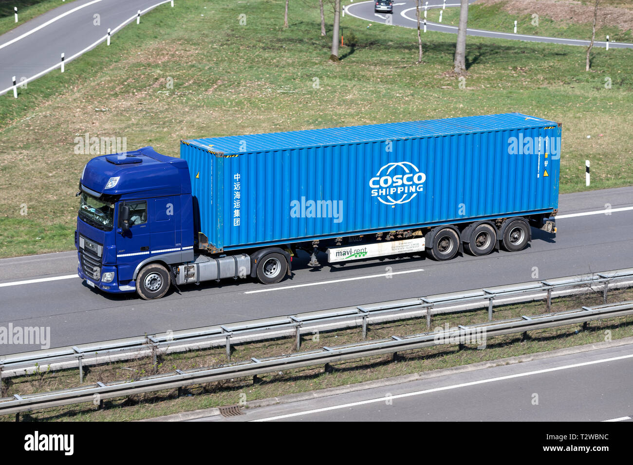 Carrello con COSCO Container su autostrada tedesca. Foto Stock