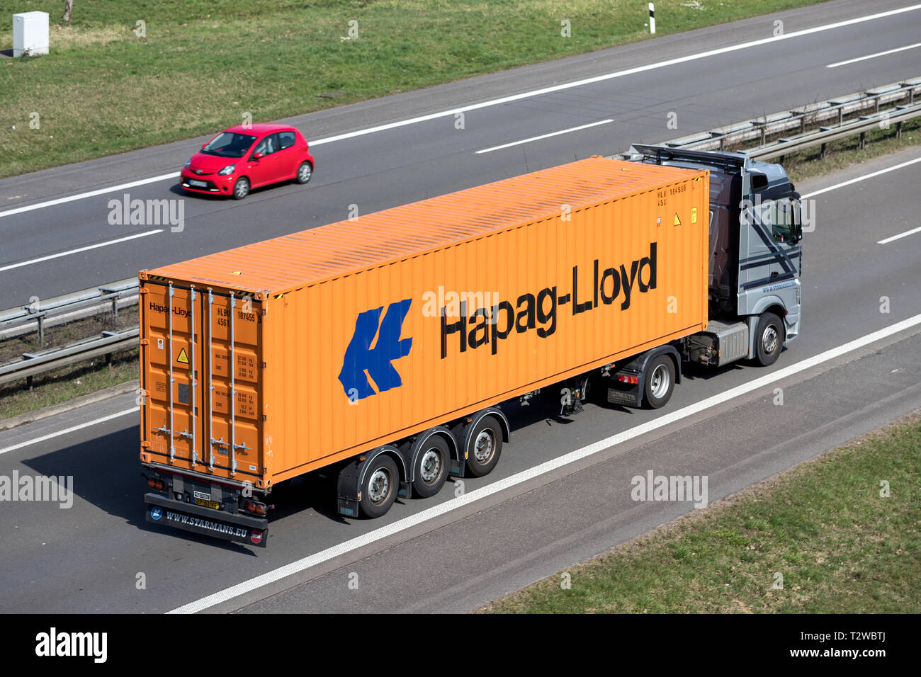 Carrello con Hapag-Lloyd Container su autostrada tedesca. Foto Stock