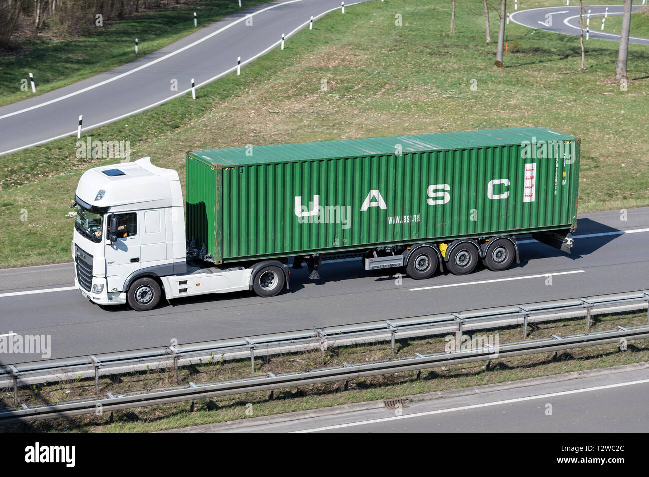 Carrello con UASC contenitore sulla autostrada tedesca. Foto Stock