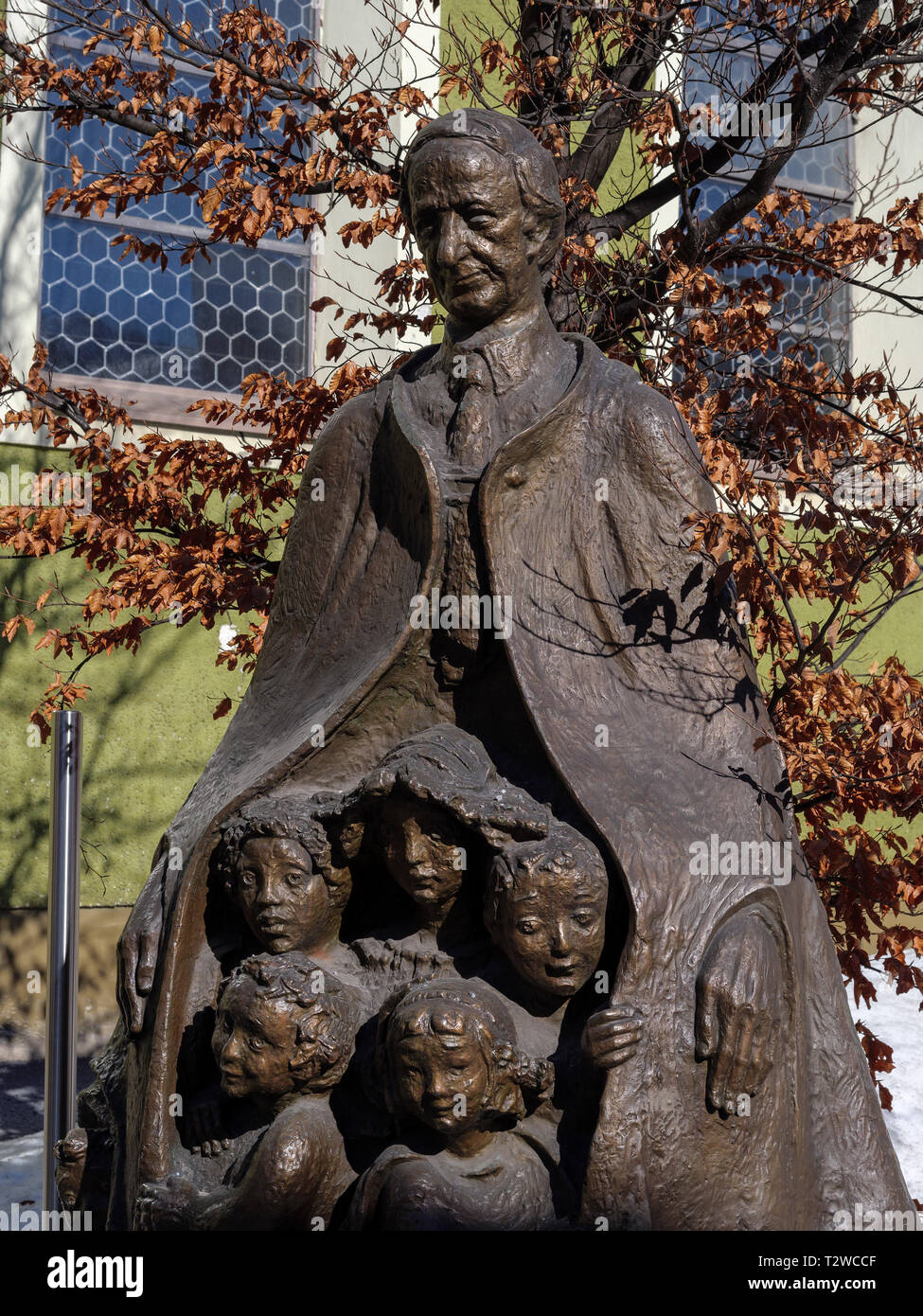 Un monumento "Hermann Gmeiner' Villaggi dei bambini SOS, Imst, Tirolo, Austria, Europa Foto Stock
