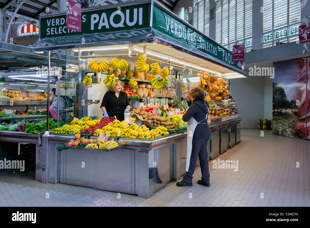 Frutta in stallo il Mercado Central / Mercat Central / Mercato centrale di un grande mercato coperto di Valencia Spagna Foto Stock Frutta in stallo il Mercado Central / Mercat Central / Mercato centrale di un grande mercato coperto di Valencia Spagna Foto Stock