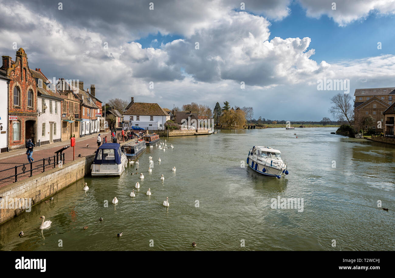 Gite in barca sul Fiume Great Ouse in St Ives, Cambridgeshire, Inghilterra Foto Stock
