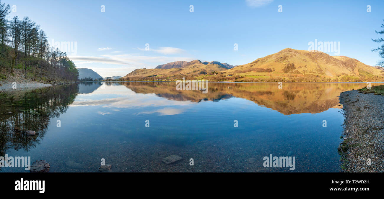 Whiteless Pike e Grasmoor fells riflette ancora in tranquille acque del lago Buttermere nel Lake District inglese. Foto Stock