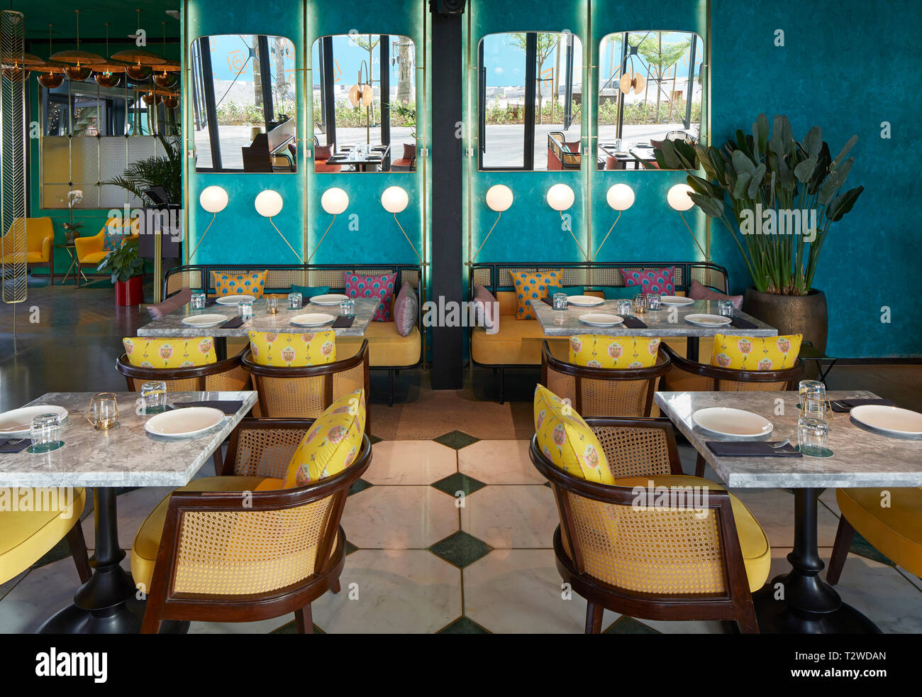 Abbassare la zona ristorante interno. Masti Dubai, Dubai, Emirati Arabi Uniti. Architetto: Studio Lotus , 2018. Foto Stock