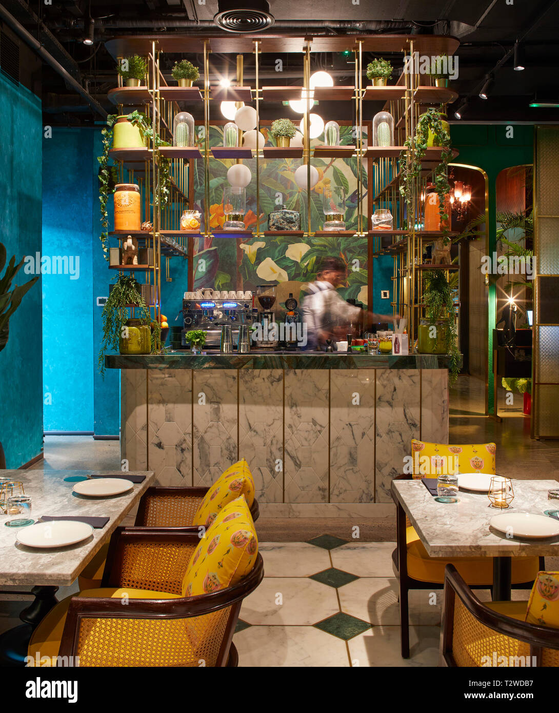 Area inferiore interno del ristorante. Masti Dubai, Dubai, Emirati Arabi Uniti. Architetto: Studio Lotus , 2018. Foto Stock