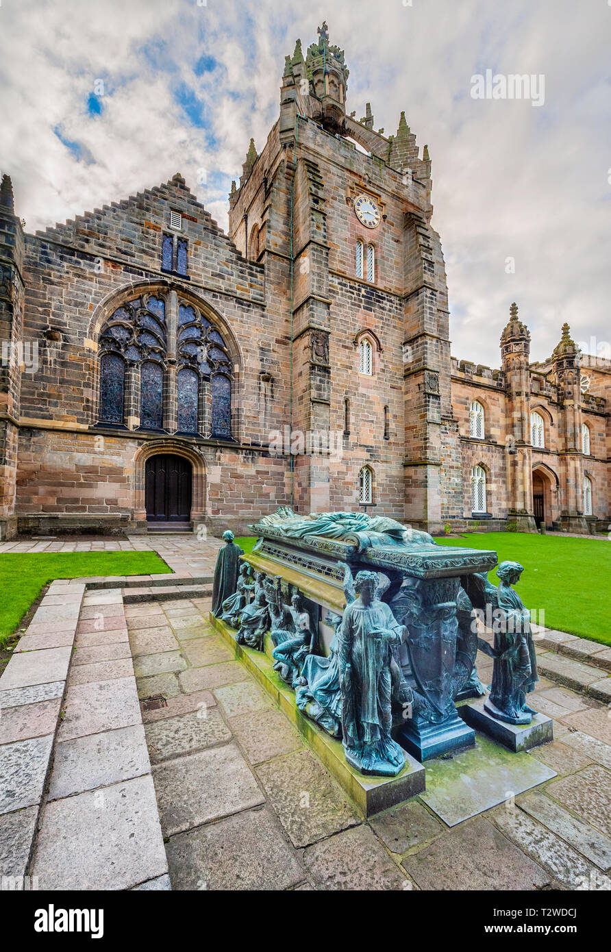 Il vescovo Elphinstone della tomba e il Kings College la parte più antica dell'Università di Aberdeen nella vecchia Aberdeen Scotland Foto Stock