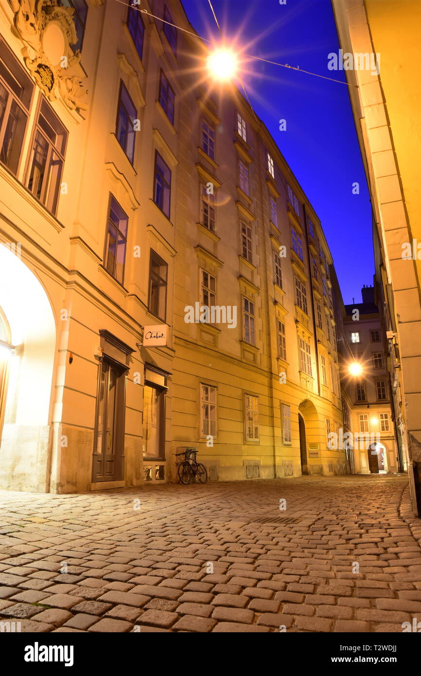 Domgasse, stretta strada di ciottoli con gli storici edifici barocchi della città vecchia di Vienna. Wolfgang Amadeus Mozart visse qui a scrivere le nozze di Figaro. Foto Stock