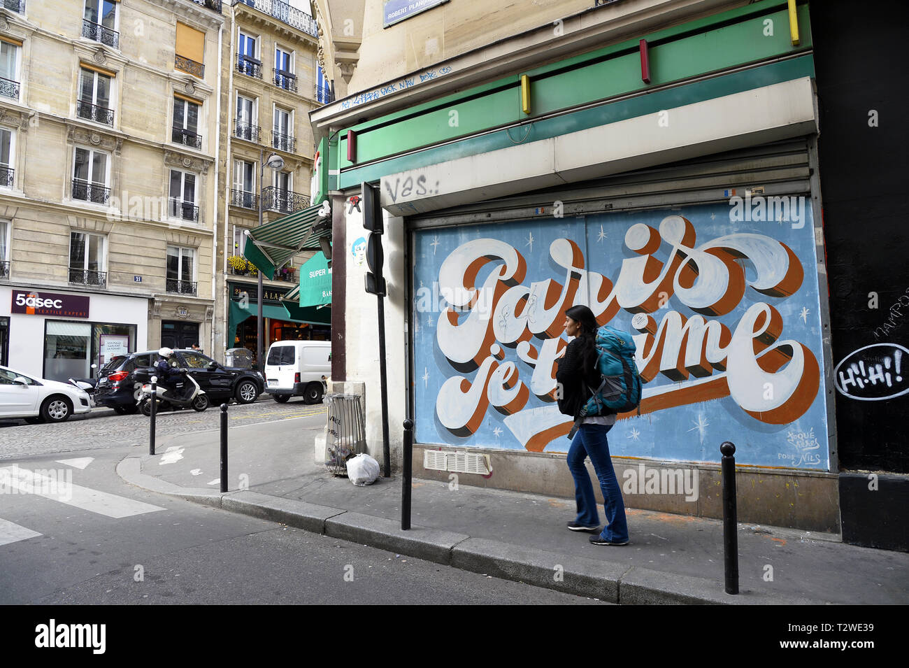Il graffiti colorato "Paris je t'aime" dipinto su una saracinesca lungo la Rue Lepic nel quartiere di Montmartre a Parigi, Francia Foto Stock