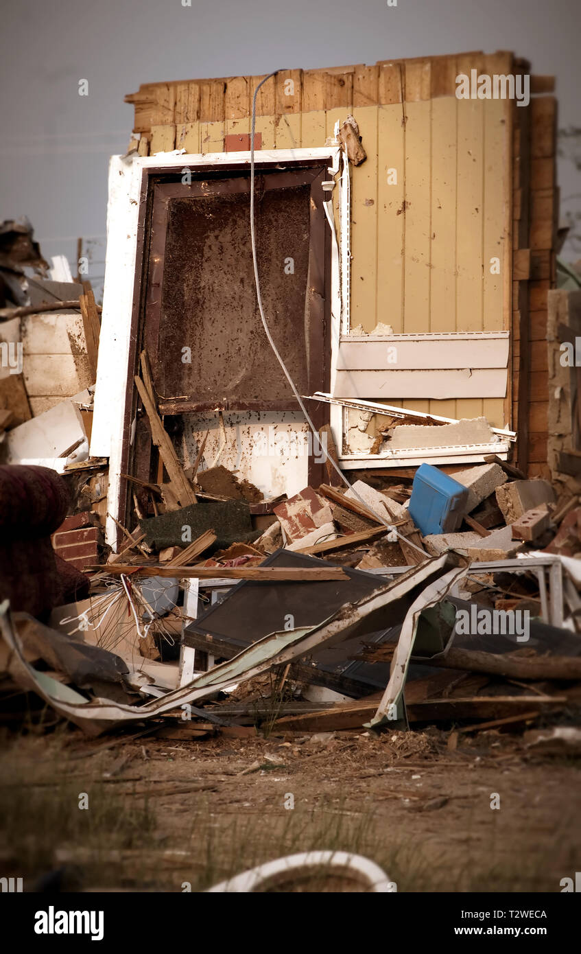La parete anteriore e la porta dello schermo sono tutto ciò che resta in piedi di una Rosedale Corte appartamento dopo un F-5 tornado, Giugno 4, 2011 in Tuscaloosa, Alabama. Foto Stock