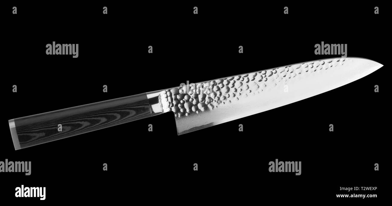 Giapponese coltello gyuto di damasco acciaio, isolati su sfondo nero Foto Stock