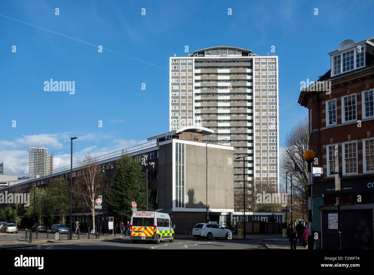 Michael Cliffe casa a torre sul Finsbury Estate sviluppo misto ad alta periodo moderno complesso residenziale da Emberton, Franck & Tardrew Foto Stock