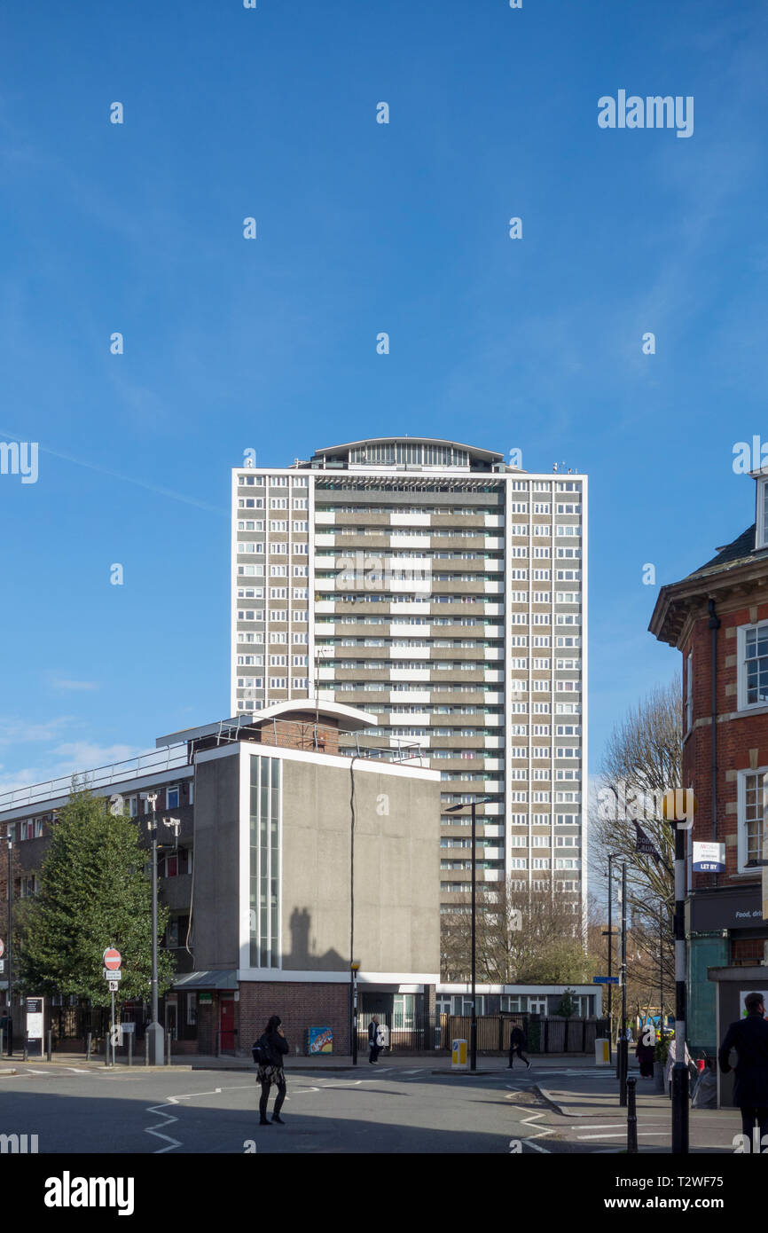 Michael Cliffe casa a torre sul Finsbury Estate sviluppo misto ad alta periodo moderno complesso residenziale da Emberton, Franck & Tardrew Foto Stock